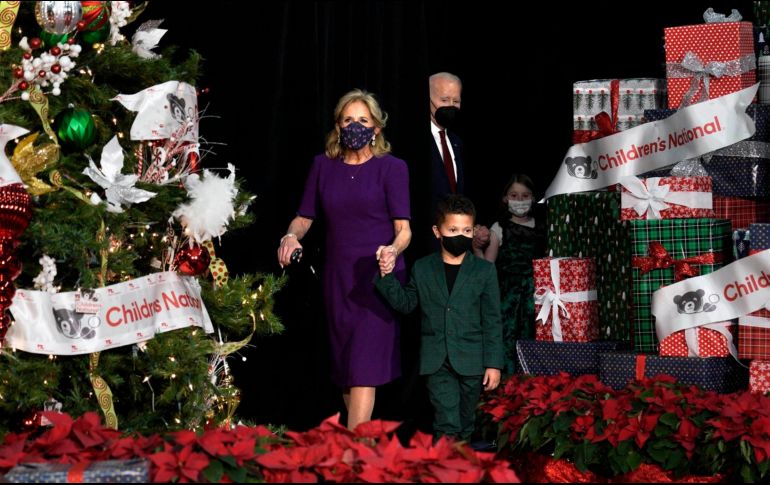 El presidente de Estados Unidos, Joe Biden, y la primera dama, Jill, llegan para leer un libro durante su visita navideña a pacientes y familias en el Children's National Hospital. EFE / Y. Gripas