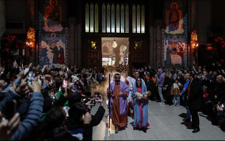 Sacerdotes participan en la Misa de Navidad en la Iglesia de San Antuan en Estambul. Aunque Turquía es un país predominantemente musulmán, la temporada navideña también es relevante. EFE/ E. Sahin