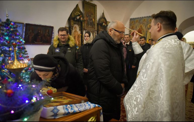 La gente asiste a un servicio de Nochebuena en el monasterio Mykhailivsky en Kyiv, Ucrania. Este año, las iglesias ortodoxas pueden celebrar un servicio de oración de Navidad el 24 de diciembre. Tradicionalmente, estos celebran la Navidad el 7 de enero. EFE/ O. Petrasyuk