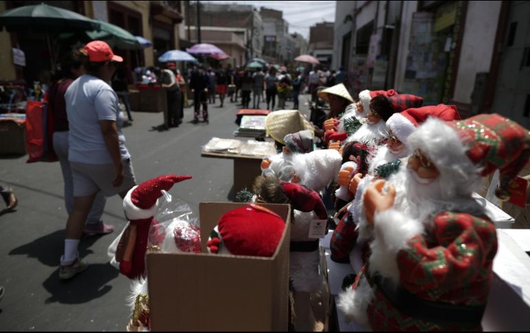 Los vendedores devuelven el tono navideño a Lima tras semanas de protestas. EFE / B. Velasco