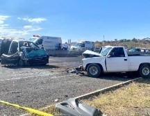 Al sitio acudieron peritos del Instituto Jalisciense de Ciencias Forenses (IJCF) quienes recabaran indicios del siniestro para determinar la  cinemática del incidente. ESPECIAL
