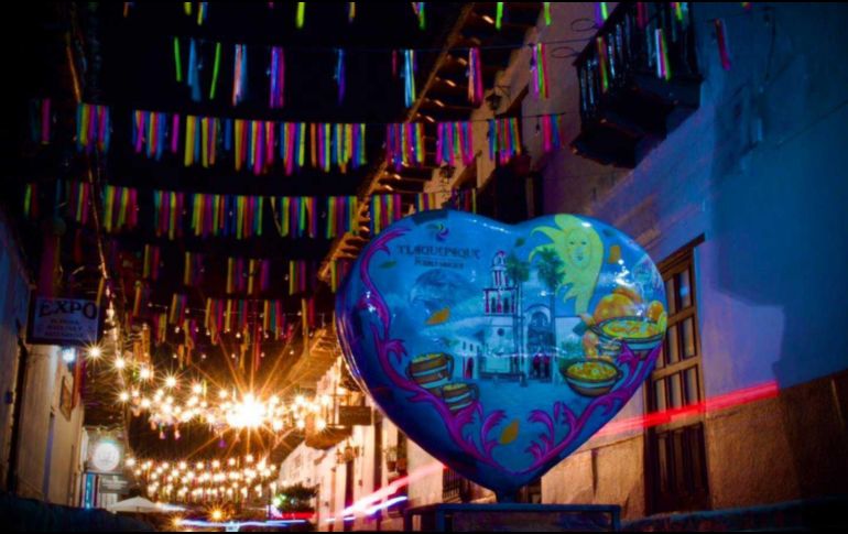 Desde el Andador Hidalgo y en diferentes calles principales de Mazamitla está la exposición monumental de corazones llamada 