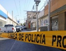 La víctima quedó entre la basura en una esquina a un lado de un poste de concreto de la Comisión Federal de Electricidad. ESPECIAL