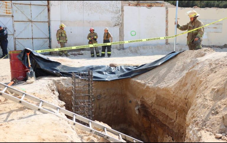 El joven quedó sepultado en una zanja a dos metros y medio de la superficie, solamente sobresalía la parte superior de su cuerpo, a pesar de las maniobras de paramédicos no logró sobrevivir. CORTESÍA / Tlaquepaque
