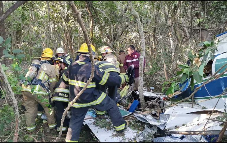 Según informó la UEPCBJ, la avioneta cayó cerca del ingreso al Estero del Salado, a pocos metros del Centro de Convenciones ubicado sobre Paseo de las Flores. ESPECIAL / UEPCBJ
