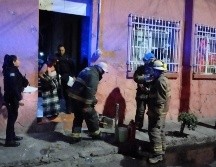 Personal de investigación de siniestros de bomberos continúa con las diligencias para determinar la causa del incendio. ESPECIAL / Bomberos de Guadalajara
