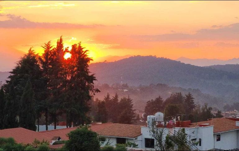 La primera parada la realiza en una especie de mirador donde se puede disfrutar el atardecer y las vistas preciosas del Pueblo Mágico de Mazamitla. EL INFORMADOR / A. camacho