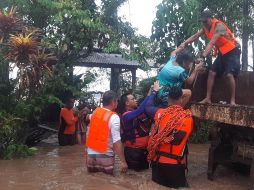 Guardacostas de Filipinas continúan con la labor de búsqueda y rescate de las personas desaparecidas. EFE