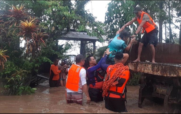 Guardacostas de Filipinas continúan con la labor de búsqueda y rescate de las personas desaparecidas. EFE