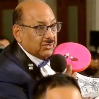 "Lord Molécula" usa la mañanera para regalar libro de colorear a López Obrador