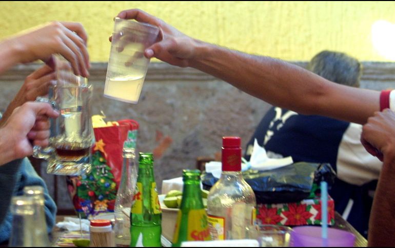 En esta temporada de fiesta es importante no seguir la fiesta fuera de casa o en locales con venta de alcohol. EL INFORMADOR / ARCHIVO