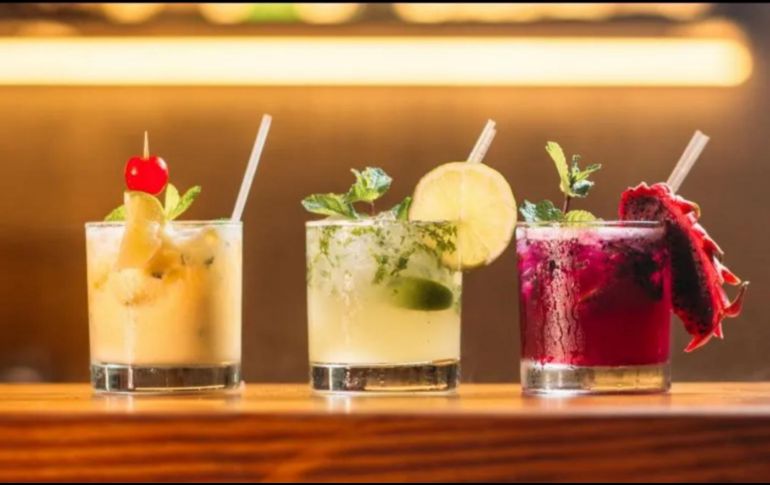 Sé el mejor anfitrión en el festejo de año nuevo y ofrece a tus invitados estos deliciosos cocteles. UNSPLASH/ Kobby Mendez