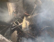 El área afectada fue alrededor de 200 metros cuadrados, se evitó que el fuego llegara a una casa contigua y a otra compañía, no hay víctimas, ni lesionados. CORTESÍA / Policía GDL