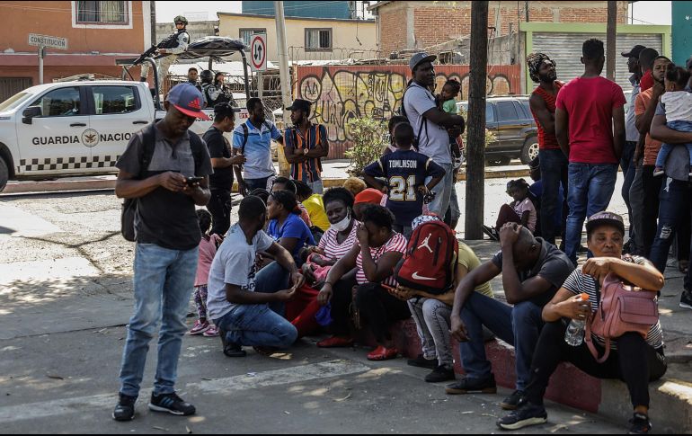 Miles de migrantes esperan que les den asilo en Estados Unidos. EFE