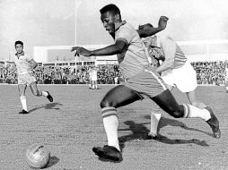 Pelé brilló en las canchas de 1958 a 1975, siempre mostrando su clase y calidad. ARCHIVO