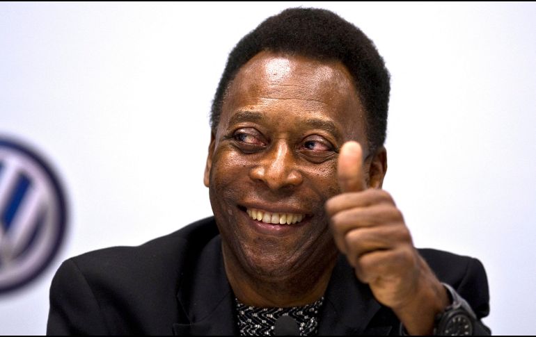 En un hospital de Sao Paulo, el máximo ídolo del Santos se despidió en compañía de sus seres queridos, quienes ahora piden al club paulista que retiren el dorsal número 10 por siempre. AFP / ARCHIVO