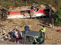 El chofer del autobús perdió el control en una curva por el exceso de velocidad. EFE