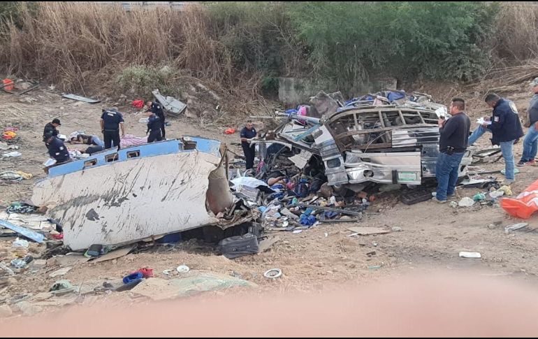 En el autobús privado de pasajeros se trasladaban 48 personas; de los fallecidos cinco eran hombres, tres mujeres, dos menores de edad mujeres y un menor varón. ESPECIAL