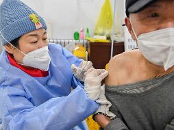 Autoridades sanitarias estarán pendientes de la generación de nuevas variantes, la OMS será notificada de inmediato. AFP
