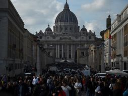 Un imponente servicio de seguridad, con policías y carabineros italianos, empezó a organizar el flujo de personas hacia la inmensa plaza. AFP / F. Monteforte