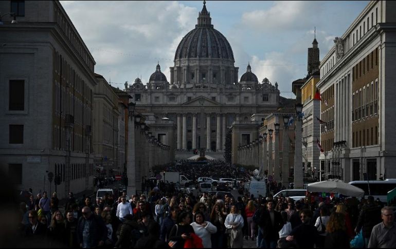 Un imponente servicio de seguridad, con policías y carabineros italianos, empezó a organizar el flujo de personas hacia la inmensa plaza. AFP / F. Monteforte