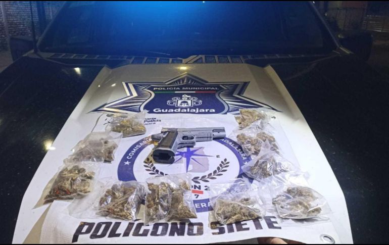 Luego de una inspección conforme al protocolo, los uniformados le aseguraron 10 bolsitas con presunta marihuana y un arma de utilería. ESPECIAL