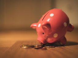 Ahorrar es uno de los propósitos de Año Nuevo que la mayoría de personas piensa al comer las uvas en la cena. ESPECIAL/Foto de Andre Taissin en Unsplash