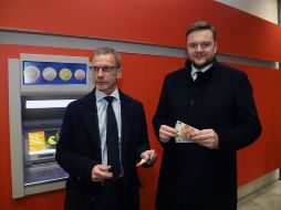Marko Primorac, ministro de Finanzas, y Boris Vujcic, gobernador del Banco Nacional, retiraron los primeros euros en circulación. EFE/L. Slivar