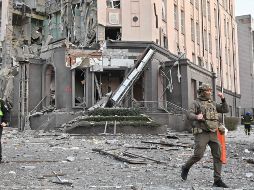 Hotel en Kiev alcanzado por un misil ruso. Ucrania informó que ocho regiones del país fueron afectadas por los bombardeos. AFP/S. Supinsky