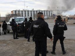 Elementos de diversas corporaciones de seguridad mantienen un operativo en los alrededores del centro carcelario. EFE/L. Torres