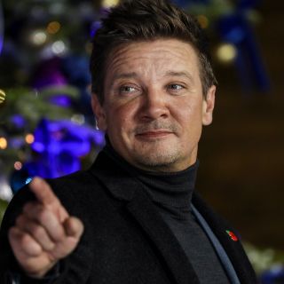 Jeremy Renner es hospitalizado tras lesionarse quitando nieve