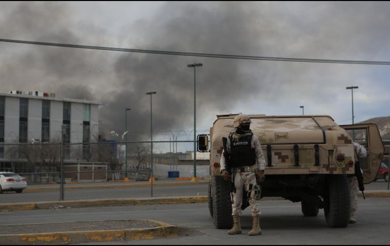 Elementos del Ejército mexicano acudieron al Cereso 3 de Ciudad Juárez para retomar el control del penal luego de los hechos violentos. EFE/M. Torres