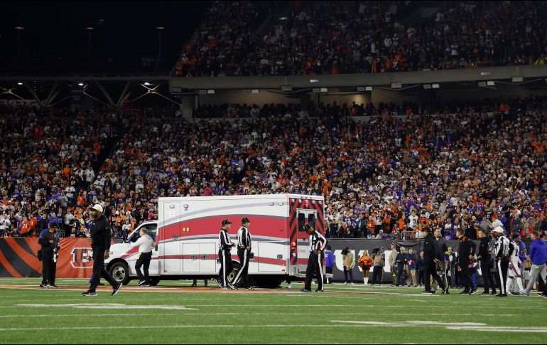 El jugador fue trasladado en ambulancia para su mejor atención. AFP/Kirk Irwin