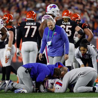 Reportan al jugador de Bills, Damar Hamlin, en estado crítico