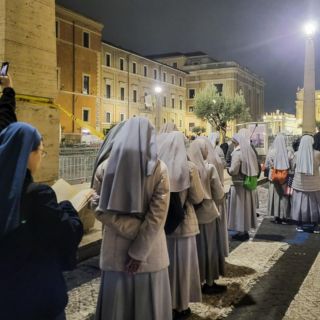 Capilla ardiente del Papa Benedicto XVI abre por segundo día