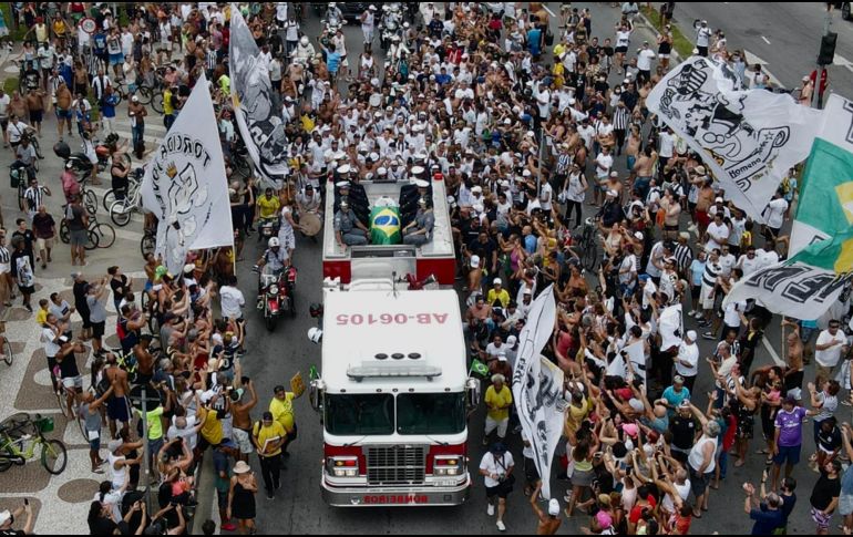 Fotografía tomada con un drone que muestra al camión de bomberos que transporta el féretro con el cuerpo de la leyenda del futbol Edson Arantes do Nascimento 