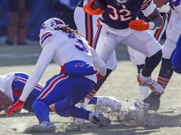 Damar Hamlin (izq) se levantó luego de la tackleada, pero de inmediato se desvaneció, en su caída se golpeó la cabeza contra el césped. EFE / ARCHIVO