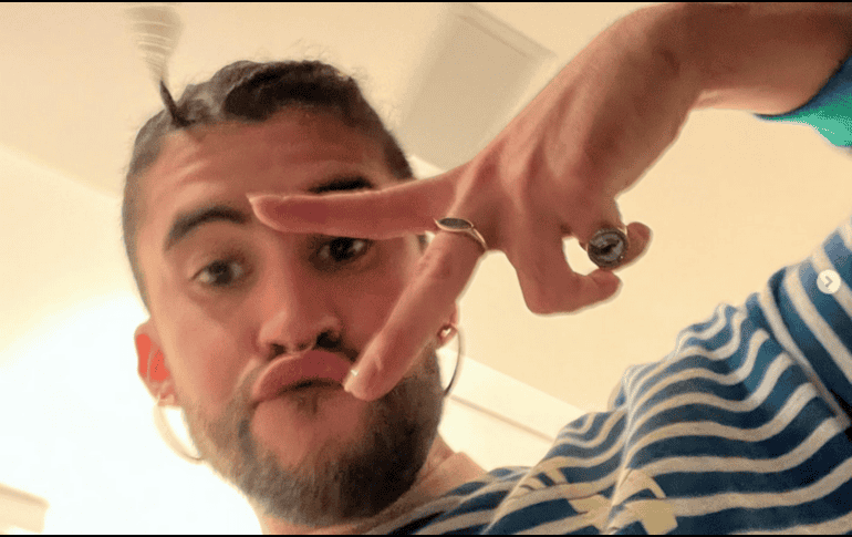 Hasta ahora, Benito se había mantenido alejado de las cámaras y reflector, sin embargo, el pasado viernes reapareció públicamente en un evento deportivo, donde llamó la atención por su peculiar atuendo y su misteriosa compañía. ESPECIAL