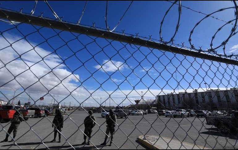 Integrantes del Ejercito mexicano refuerzan la seguridad en la zona del penal donde se registró una fuga y un motín, en Ciudad Juárez. EFE/L. Torres