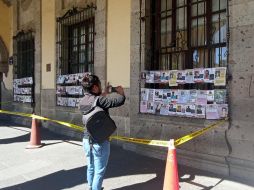 Debido al alto número de desaparecidos, acordaron que cada 15 días se renueven las imágenes expuestas en los edificios. TWITTER/@ilsemreportera