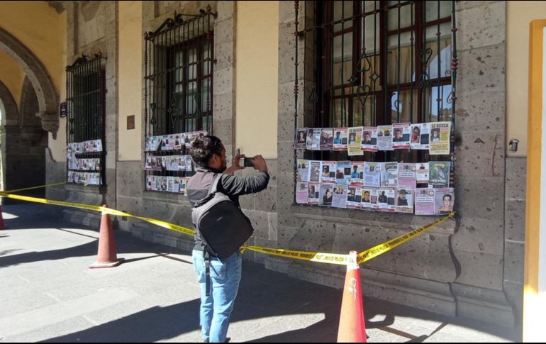 Debido al alto número de desaparecidos, acordaron que cada 15 días se renueven las imágenes expuestas en los edificios. TWITTER/@ilsemreportera