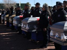 En la despedida de personal operativo de la FGE, se hizo entrega de un reconocimiento a los familiares de los elementos caídos. AFP/H. Martínez
