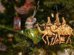 Un libro es el regalo ideal para este Día de Reyes Magos. ESPECIAL/Photo by Robert Thiemann on Unsplash.