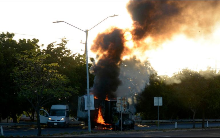 Fotografía de un vehículo de carga calcinado tras los enfrentamientos de fuerzas federales con grupos armados hoy, en Culiacán, Sinaloa. EFE / J. C. Cruz