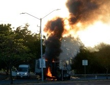 Fotografía de un vehículo de carga calcinado tras los enfrentamientos de fuerzas federales con grupos armados hoy, en Culiacán, Sinaloa. EFE / J. C. Cruz