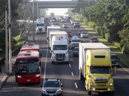 La carga vehicular se registra desde la altura de la colonia Paseos del Lago, en el municipio de Tlaquepaque, hasta el Parque Montenegro. EL INFORMADOR/ ARCHIVO