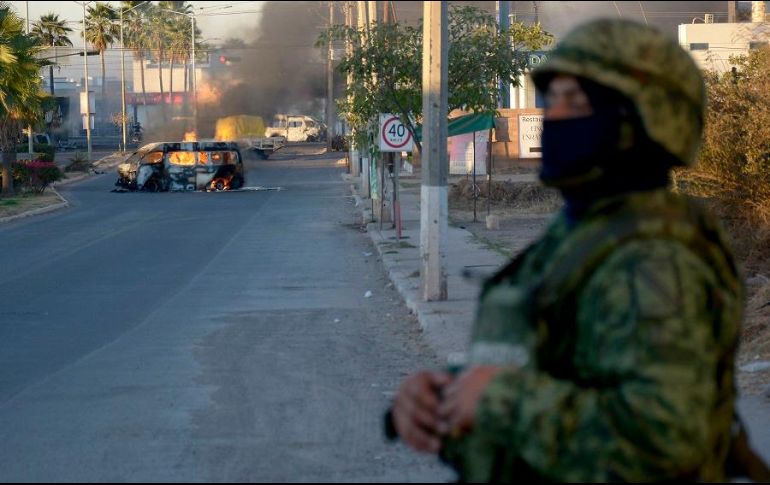 Elementos de los tres órdenes de Gobierno implementan operativos de vigilancia en Culiacán debido a los bloqueos. EFE/J. Cruz