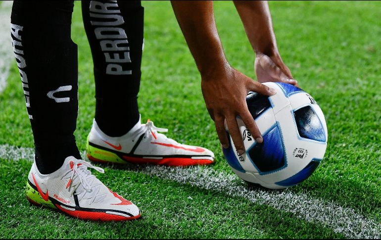 Las condiciones de la cancha imposibilitan que se juegue el partido. EL INFORMADOR/ARCHIVO