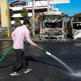 Empresas de Jalisco reportan 25 camiones incendiados tras captura de Ovidio Guzmán
