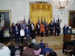 Durante la ceremonia el presidente Joe Biden entregó medallas a policías. AFP